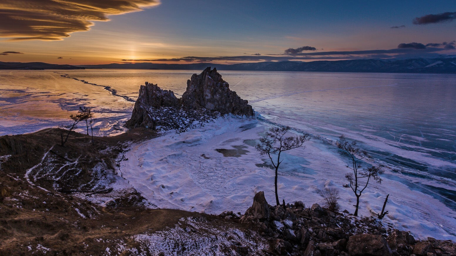 Скала Шаманка на Байкале