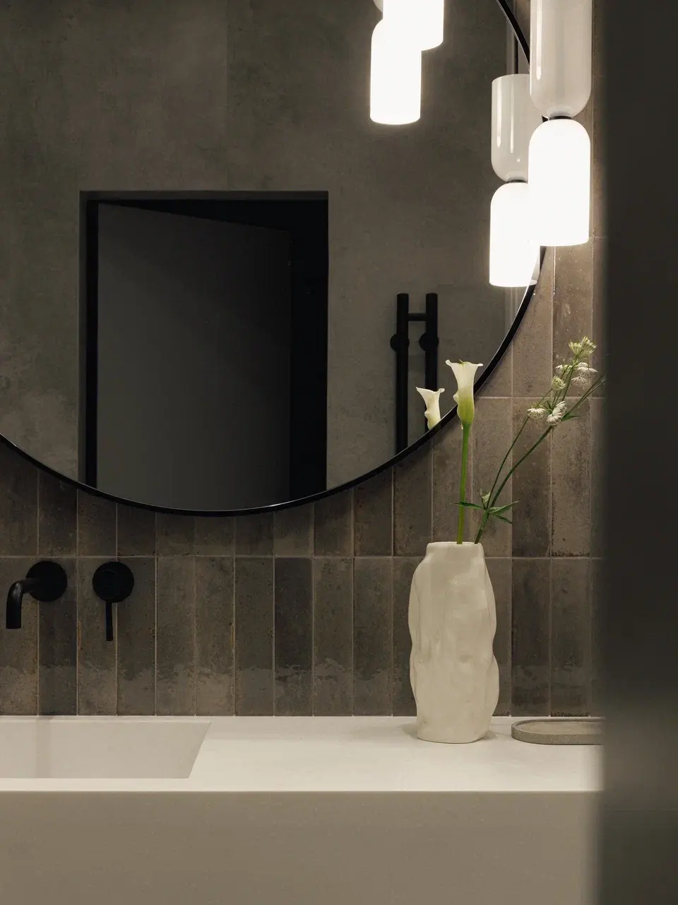 терракотовая стена в спальне