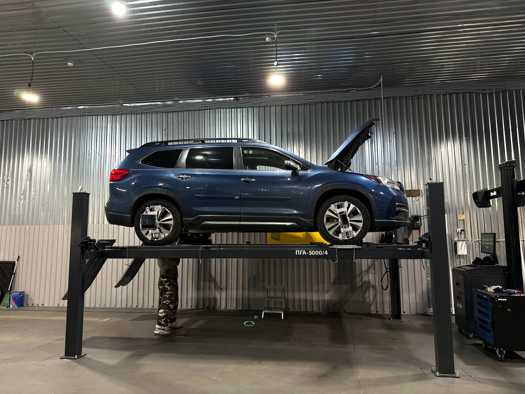 Subaru на четырёхстоечном подъёмнике