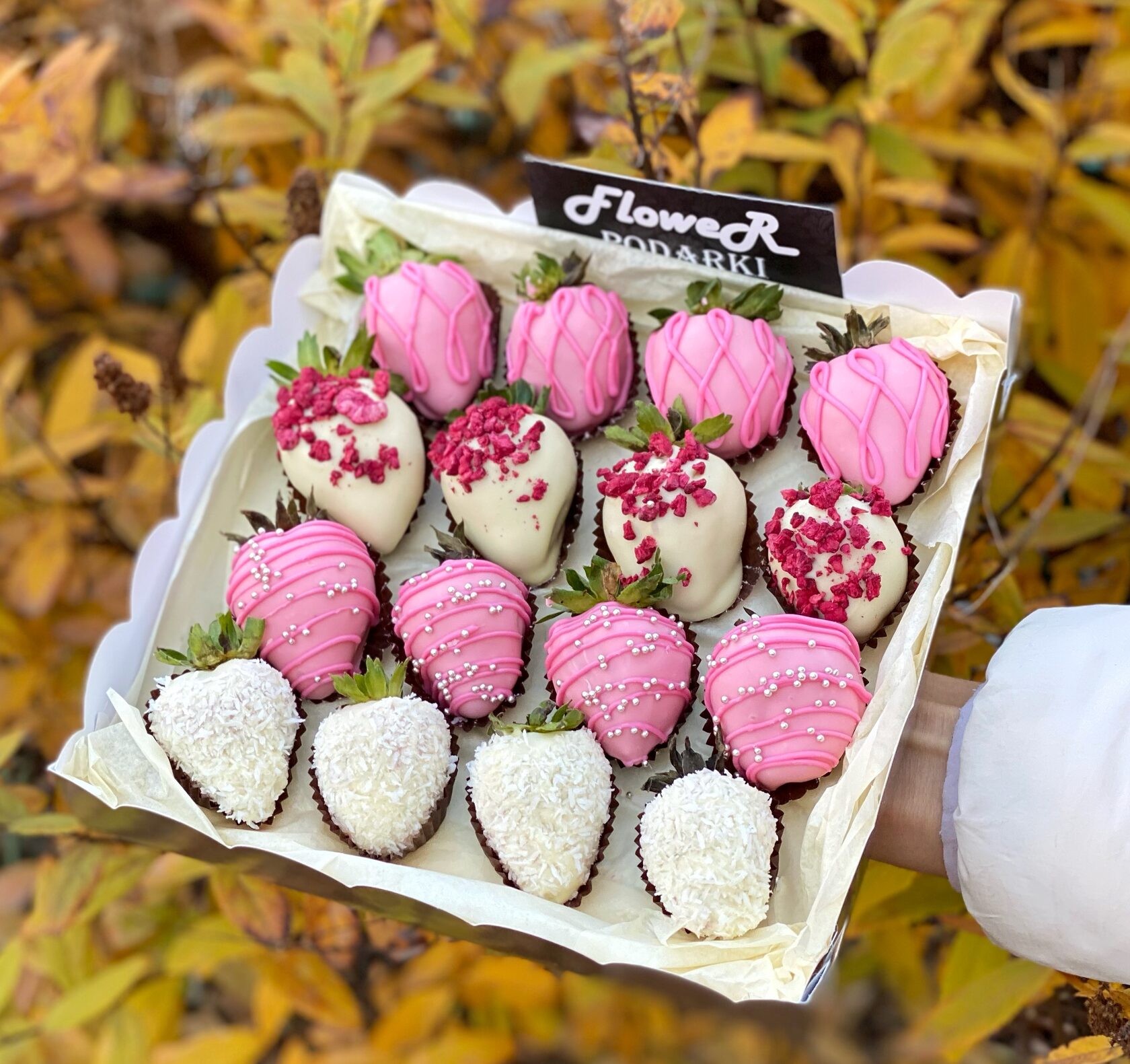 Клубника в шоколаде в коробках. Клубника в розовом шоколаде. Коробки для клубники в шоколаде. Клубника в шоколаде. Клубника в шоколаде в коробочке.