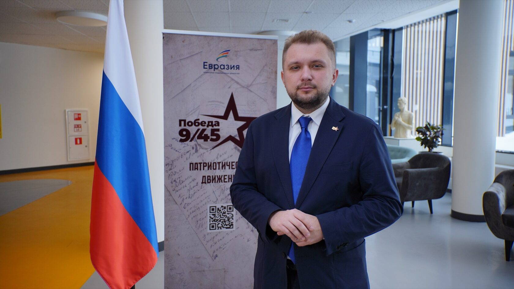 Борис Александрович Чернышов выступает у микрофона
