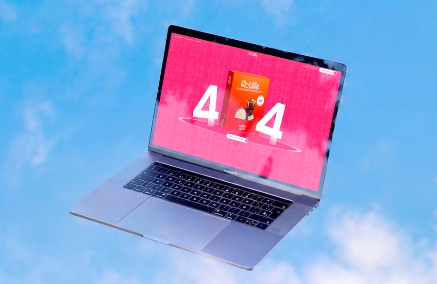 Страница 404 сайта MotiMe с коробкой моти на экране ноутбука на фоне неба