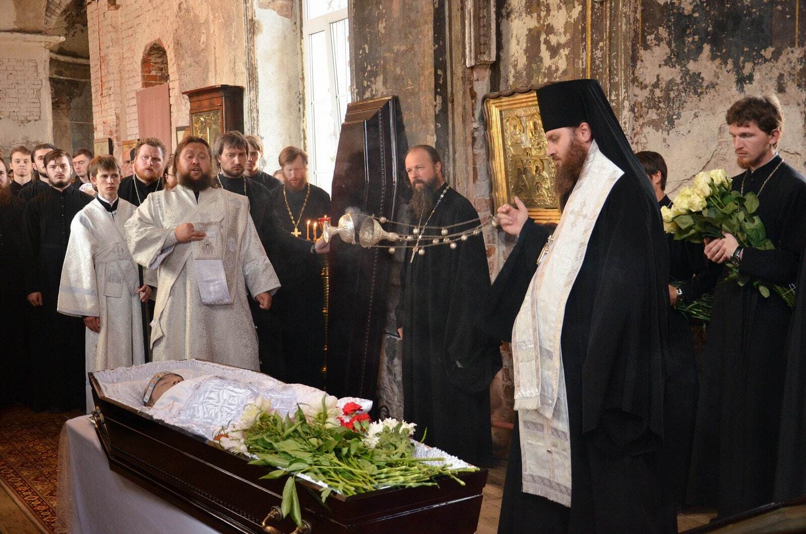 Умерший отец дает деньги. Отпевание чтеца Артемия Борзова. Отпевание в православном храме. Отпевание усопшего в церкви.
