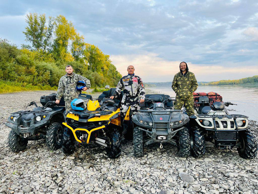 фото парня и девушки на романтическом свидании в публичном месте