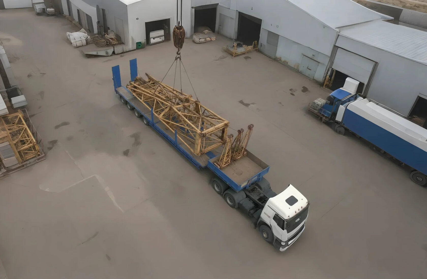 Башенный кран грузят на трал