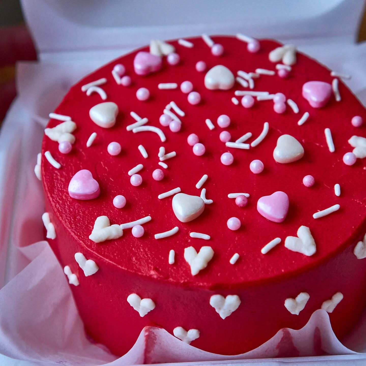 Červená bento tortička so srdiečkami na Valentína