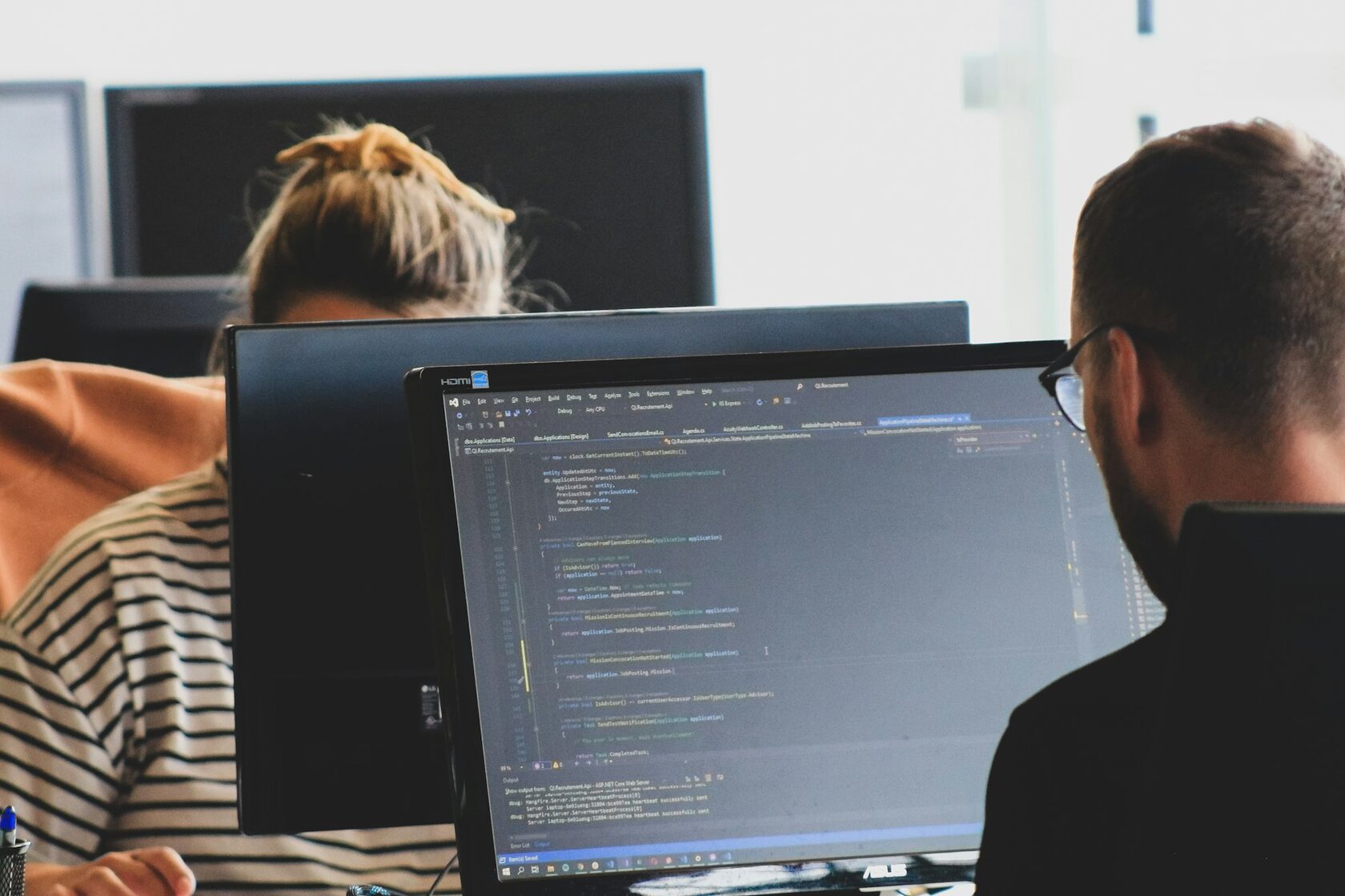 Технический специалист работает над образовательной платформой