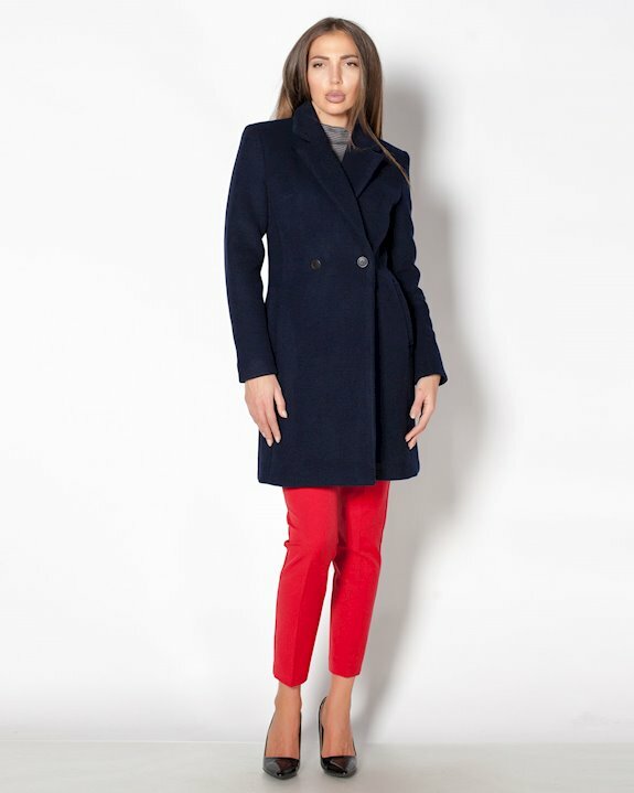Зимни дамски палта от вълна в класически цветове, подходящи за капсулен гардероб