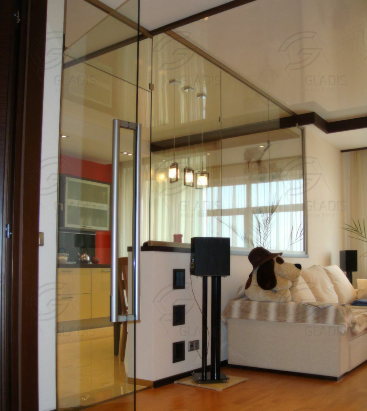 Стеклянная перегородка с дверью фото