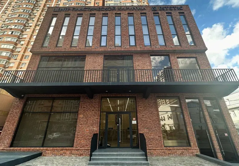Вход в клинику Estetic Clinic с улицы