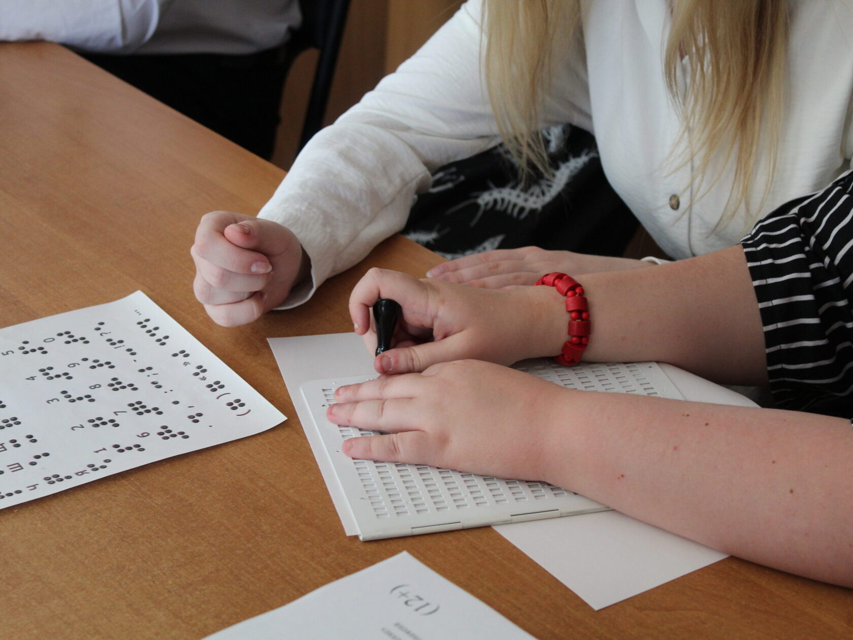 Мастер-класс по изучению азбуки Брайля в библиотеке в честь праздника 4 января.