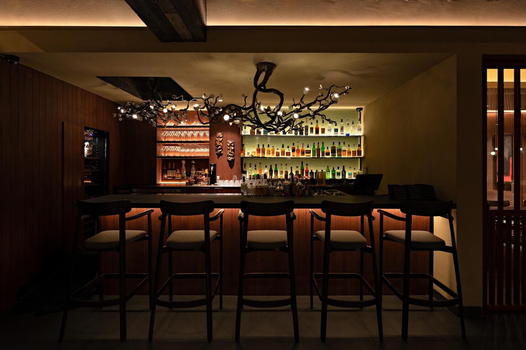 Junsei: тёплый свет для ресторана и listening bar