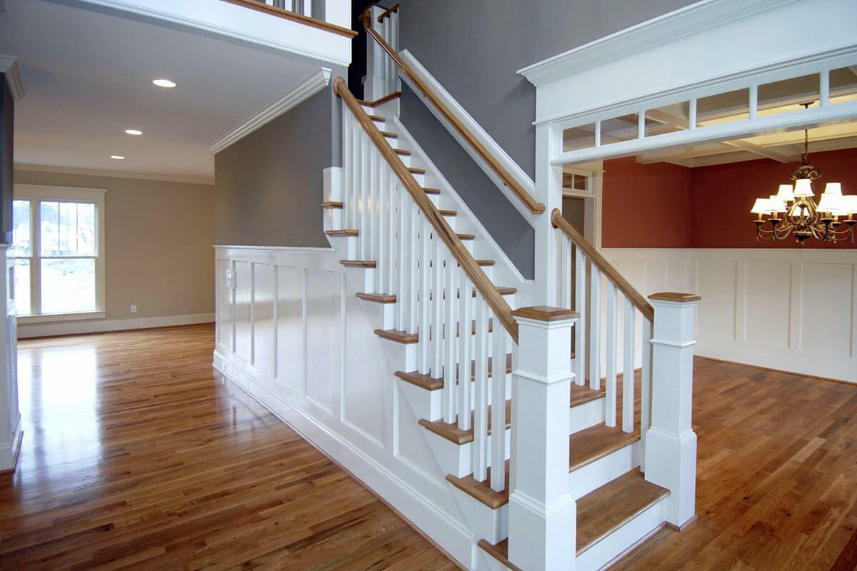 белая лестница с деревянными ступенями фото