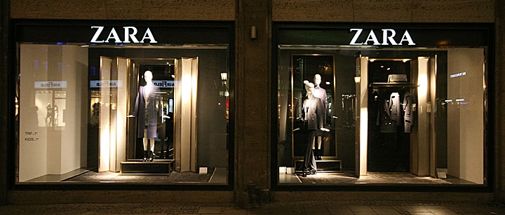 Зар г. Витрина Zara. Витрина магазина Зара. Витрина магазина одежды Zara. Фасад магазина Zara.