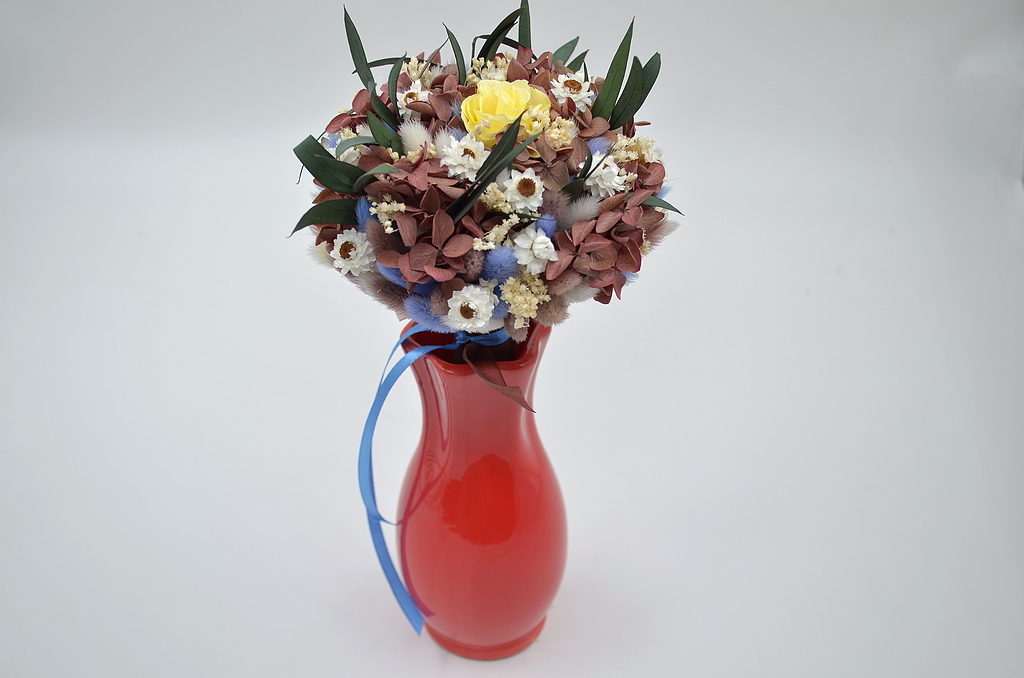 Букет из сухоцветов с гортензией и эвкалиптом в вазе