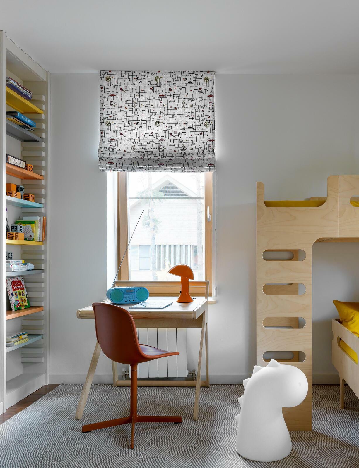 Стеллаж Ekaterina Fedorova Design, шторы Pierre Frey, стол Rafa-kids