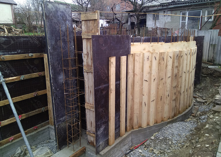 Стены фундамента дома в Новороссийске