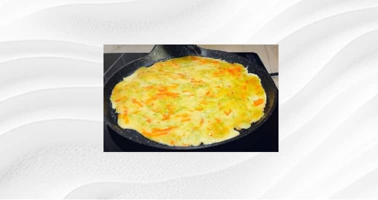 Приготовление рулета из омлета с сыром и кабачком: шаг 6