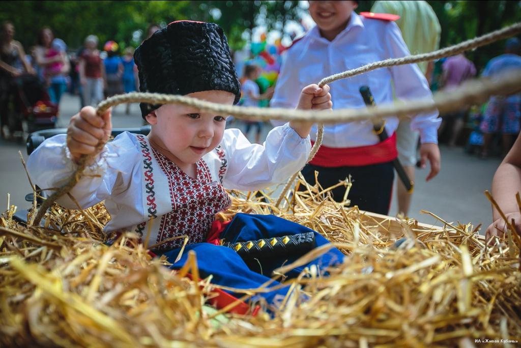 Кубанская культура. Кубанские казачата. Кубанские дети. Казачка с детьми. Дети казачата.