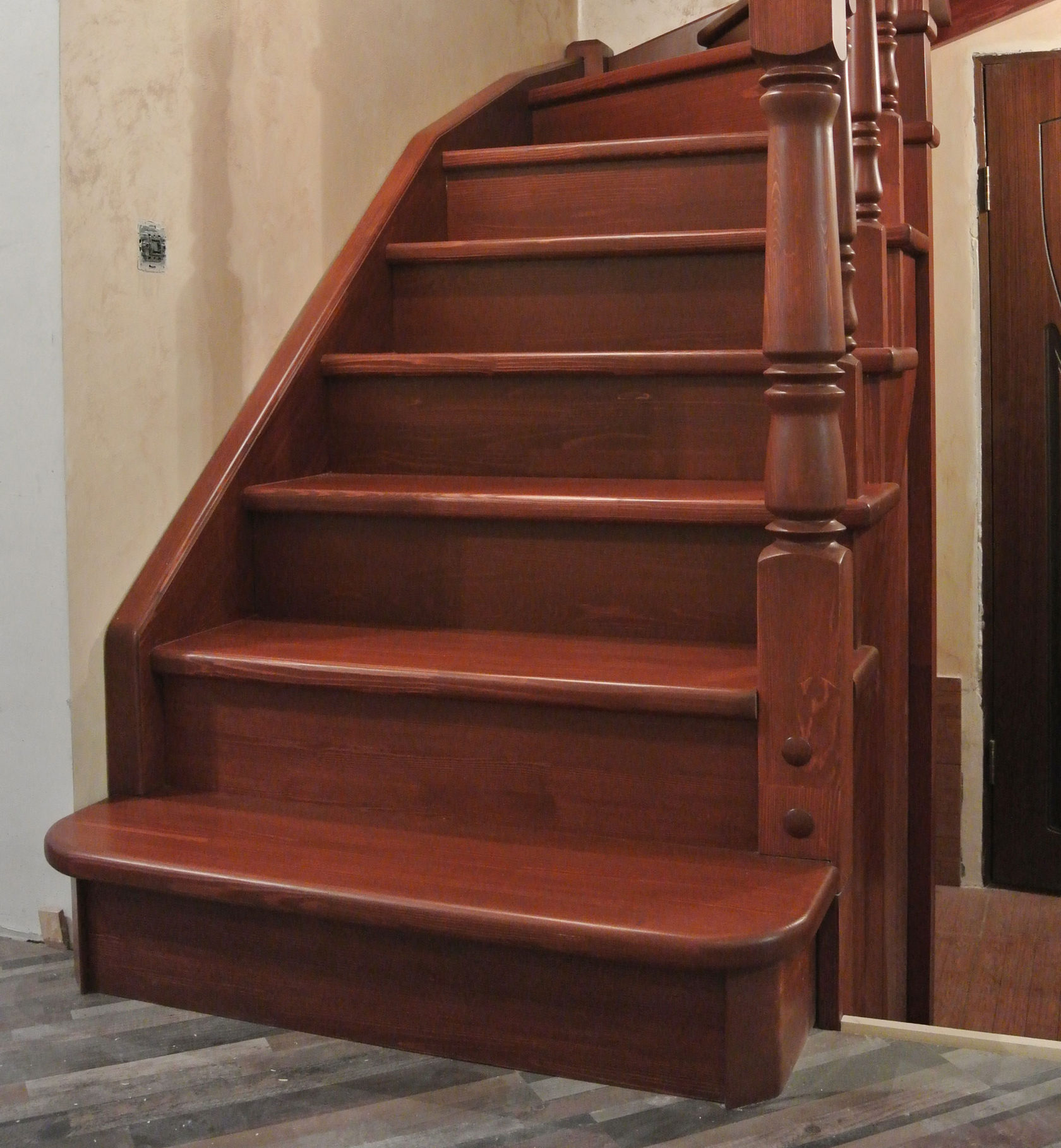 ступени заволжье. фронтальная ступень из керамогранита pulido beige maya, venatto. ступени из дпк l=1200мм. Venatto dolmen grey. чебоксарские лестницы.