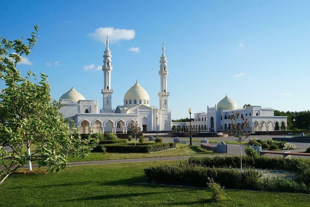 Болгар татарстан. Белая мечеть Болгар. Великий Болгар Казань. Мечеть Булгар Казань. Белая мечеть в Болгаре Татарстан.