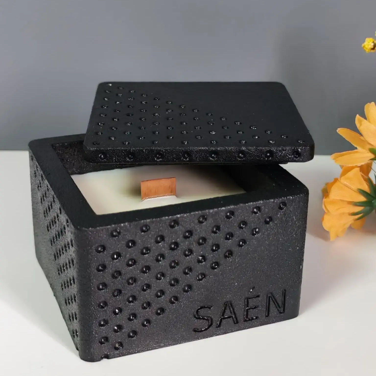 Натуральные ароматические свечи и гипсовые подсвечники в стиле минимализм