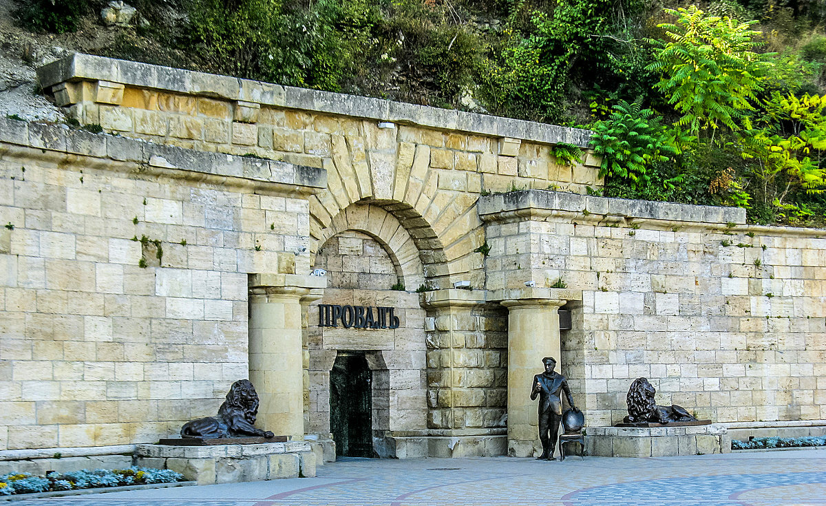 Подземное озеро в пятигорске. Пятигорск машук провал. Пятигорск орел памятник. Достромичательности пятигорска. Музей каменных древностей пятигорск.