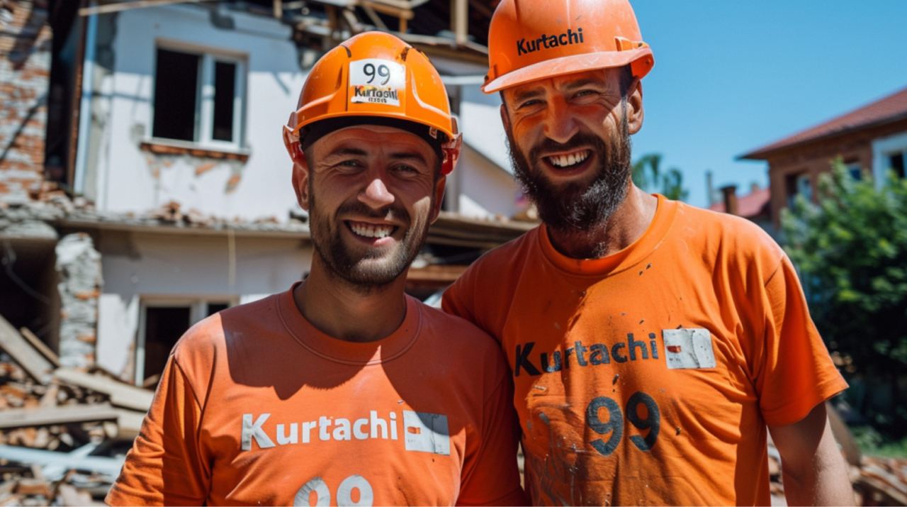 два служители на фирма за къртене на стени радват се на успешно изкъртена стена