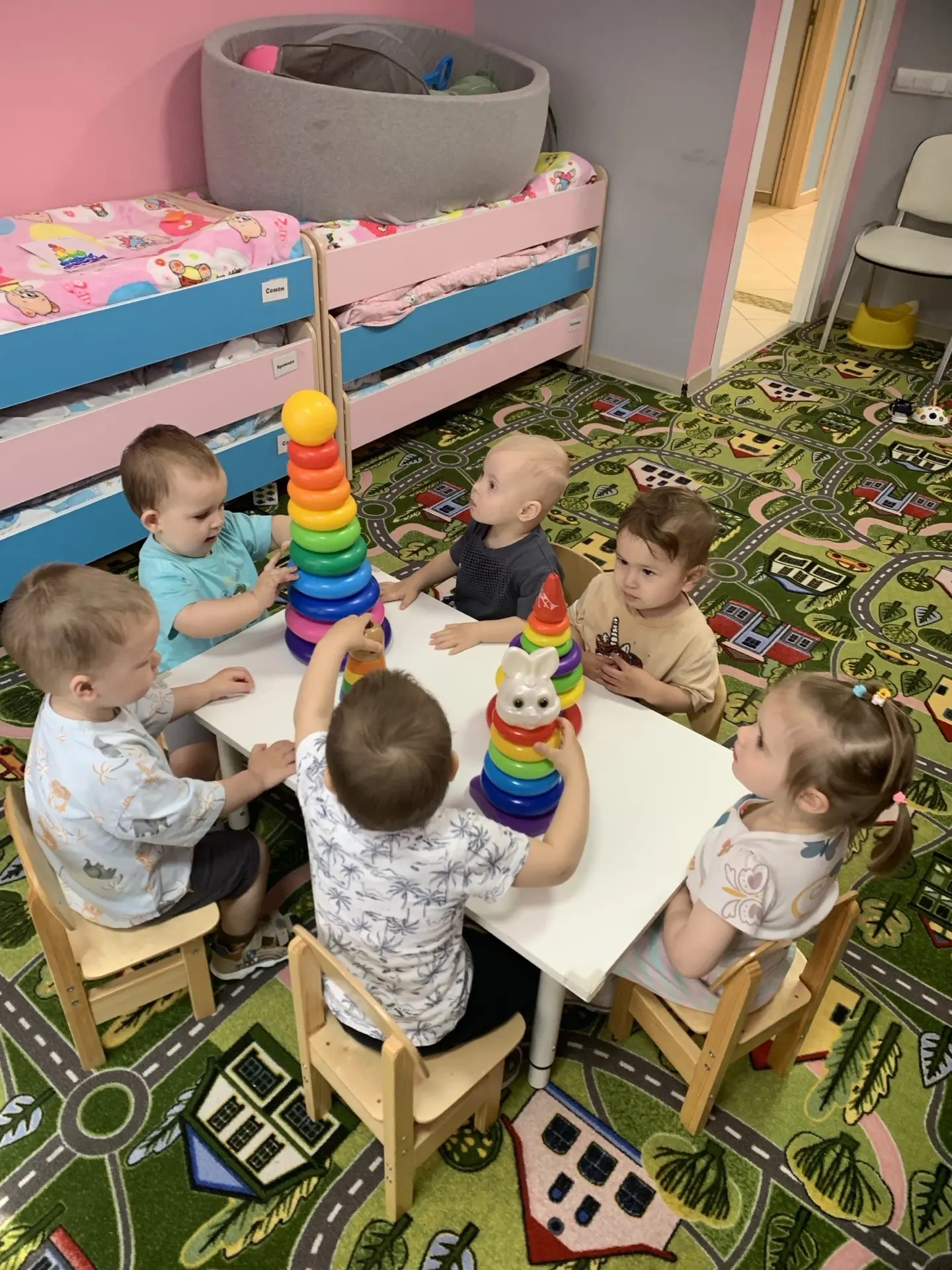 Светлая игровая комната детского сада
