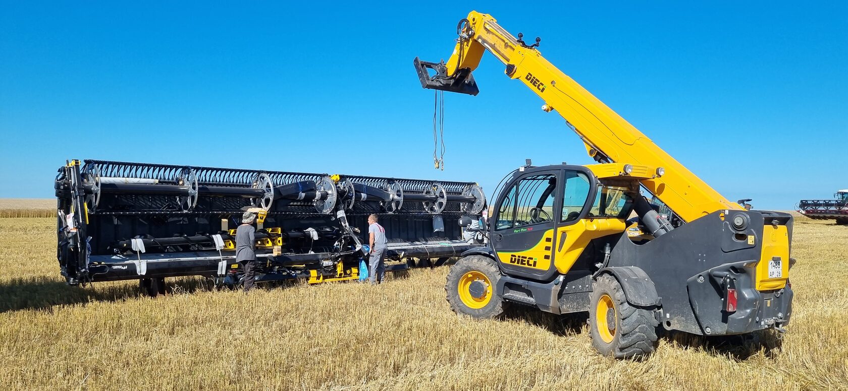 Комбайн Case IH 6140 с жаткой MacDon FD235 на уборке пшеницы