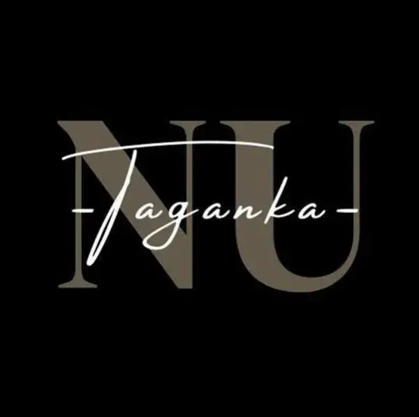 Маникюр и педикюр в ногтевой студии