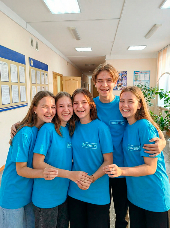 Фотография школьников волонтёров г. Белгорода, которые получили футболки с нанесением путем DTF печати, произведенных в компании БИКС24