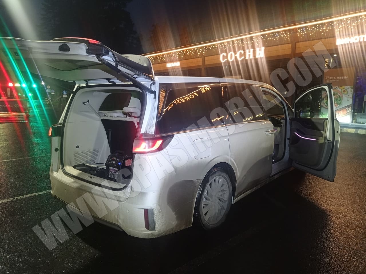Прикурили аккумуляторы на автомобиле Voyah Dream в &amp;quot;Охта Парк&amp;quot; д. Мистолово
