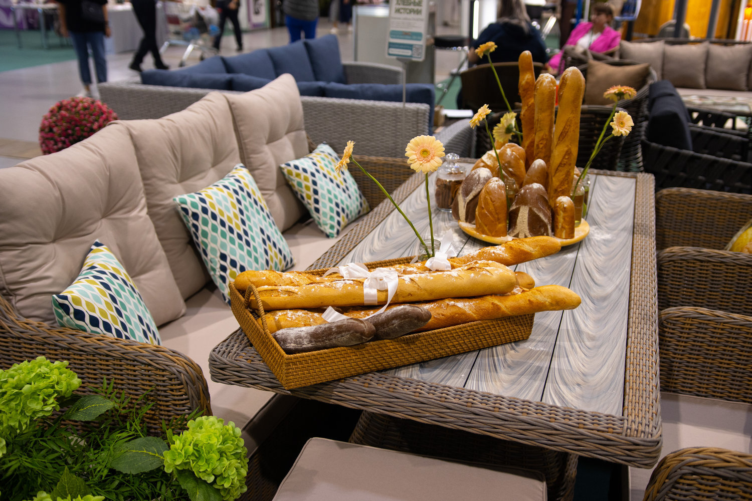 Стол из искусственного ротанга Палермо с террасной доской ДПК от Малакка