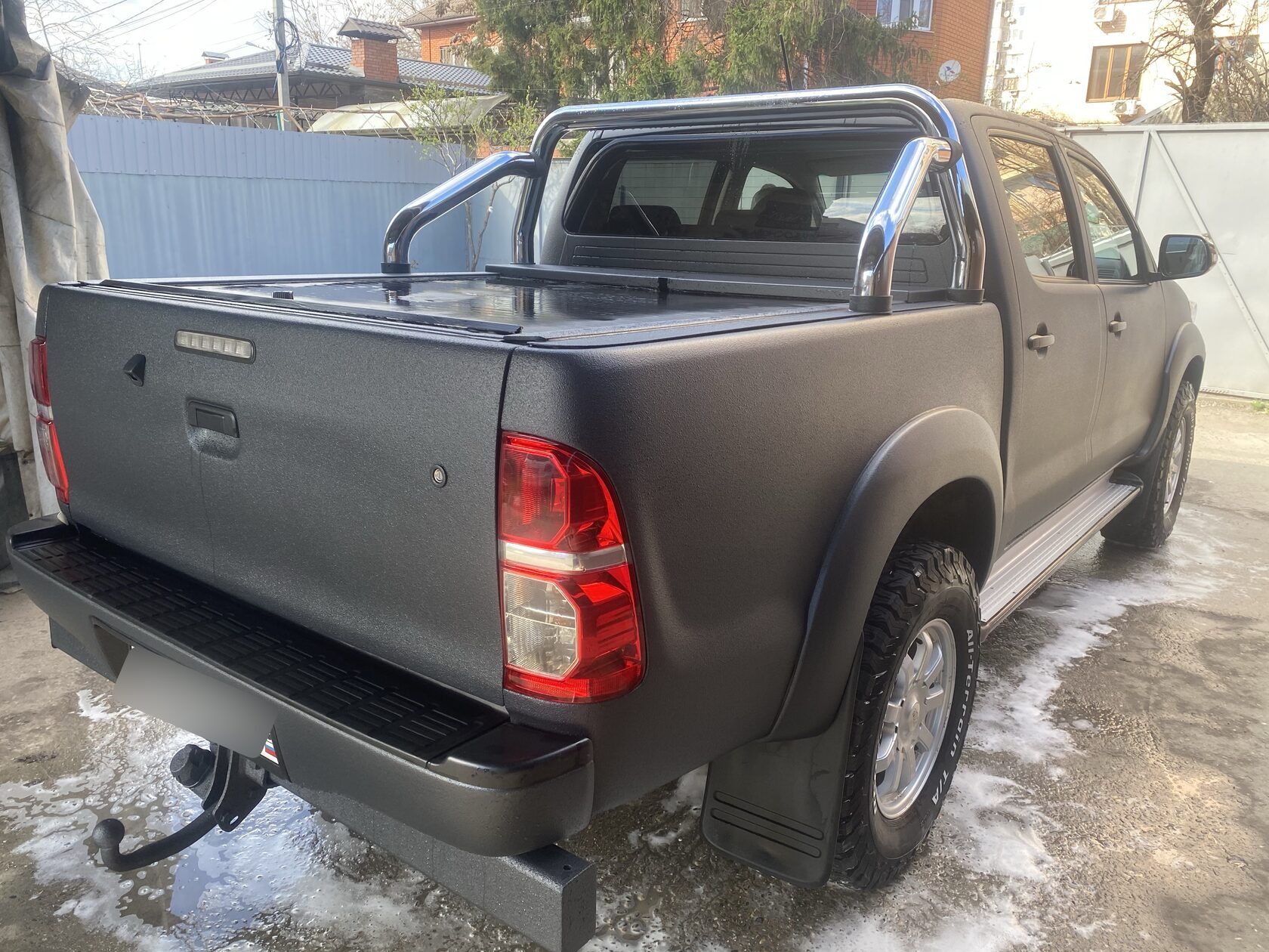 Общий вид Toyota Hilux с крупной чёрной шагренью Raptor в Краснодаре