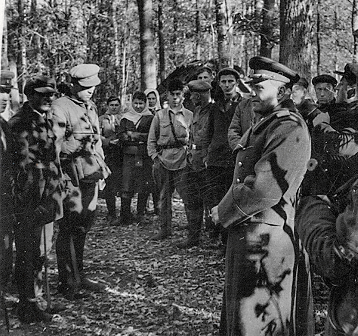 Василий Захарович Корж выступает перед партизанами. 1943 год