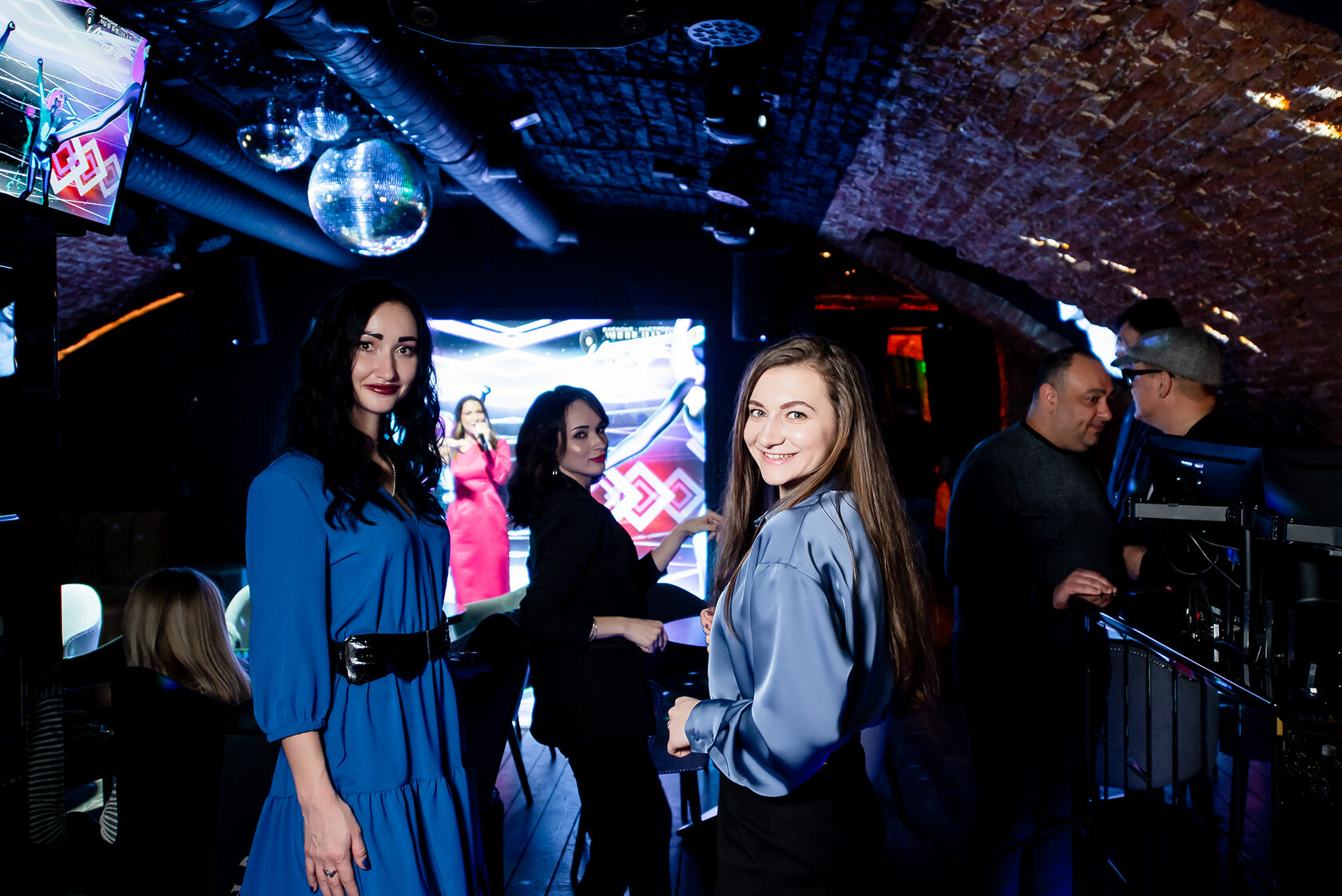 Праздник каждый день в привилегированном караоке-клубе Министерство ...