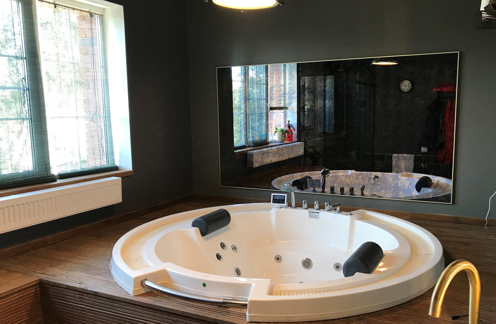 зеркало со скрытой светодиодной подсветкой, 750х. зеркала в интерьере. дом зеркал. изготовление зеркал спб. зеркало в доме дизайнерские решения.