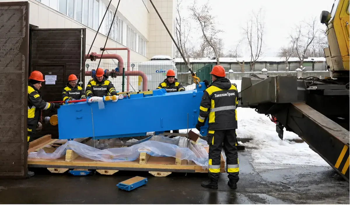 Погрузка оборудования манипулятором — ТакелажТранс