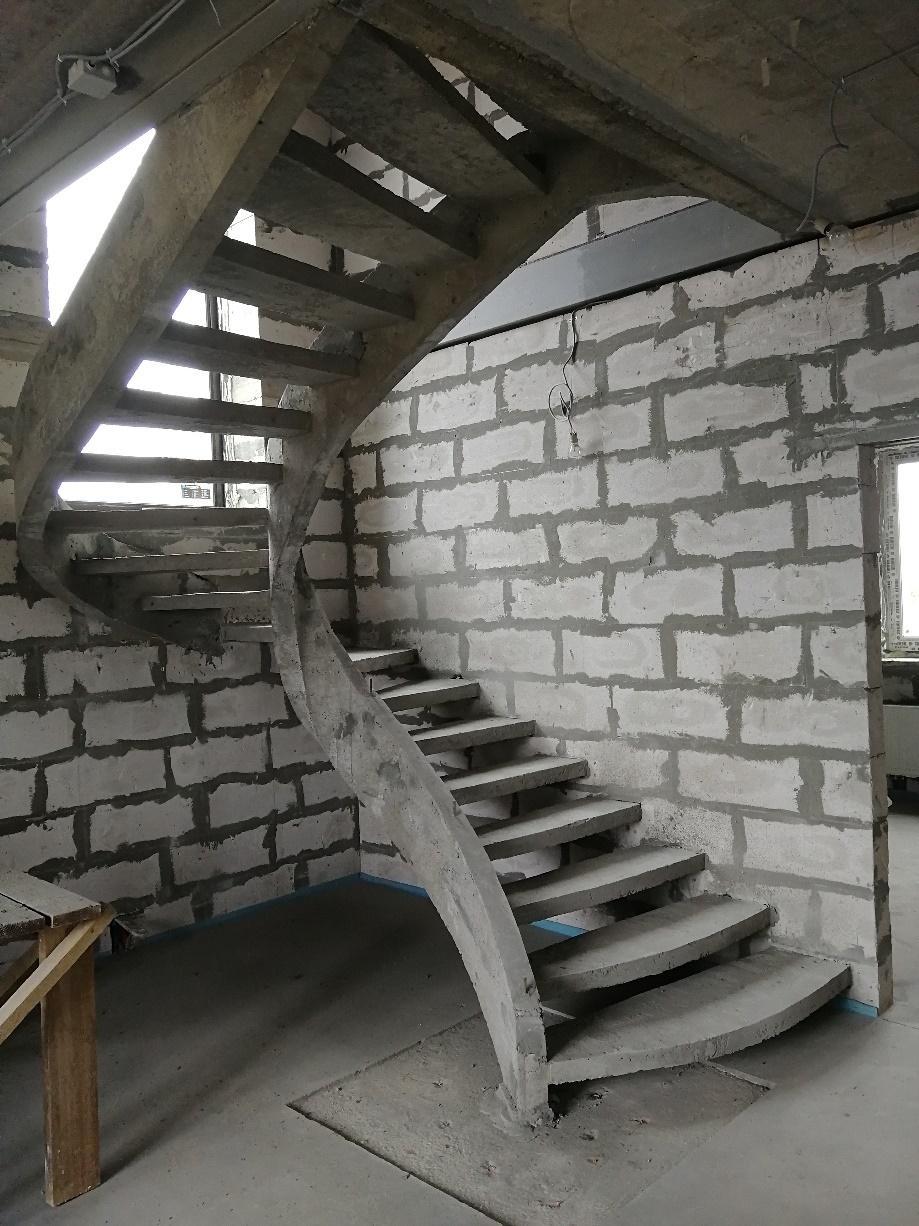 Монтаж деревянной лестницы в загородном доме