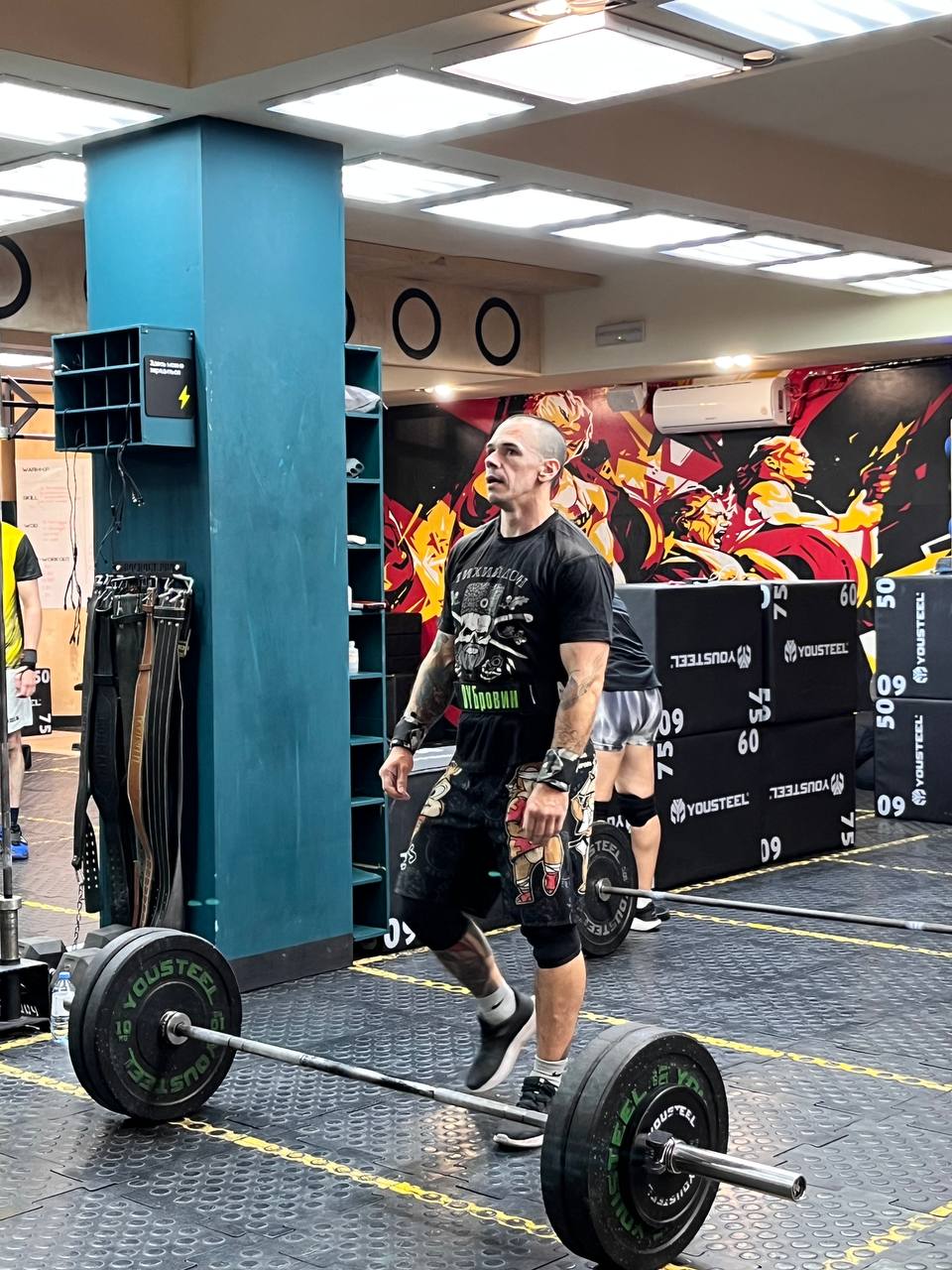 Участник тренировки в зале CrossFit Center Rostov