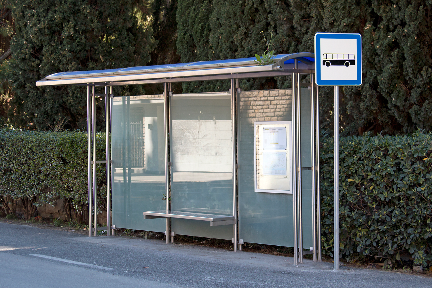 На остановке можно купить. Автобусная остановка. Современные остановки общественного транспорта. Автобусная остановка для детей. Необычные остановки.