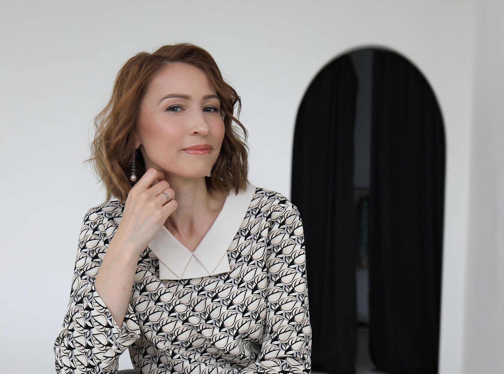 Главбух Олеся в нарядном платье