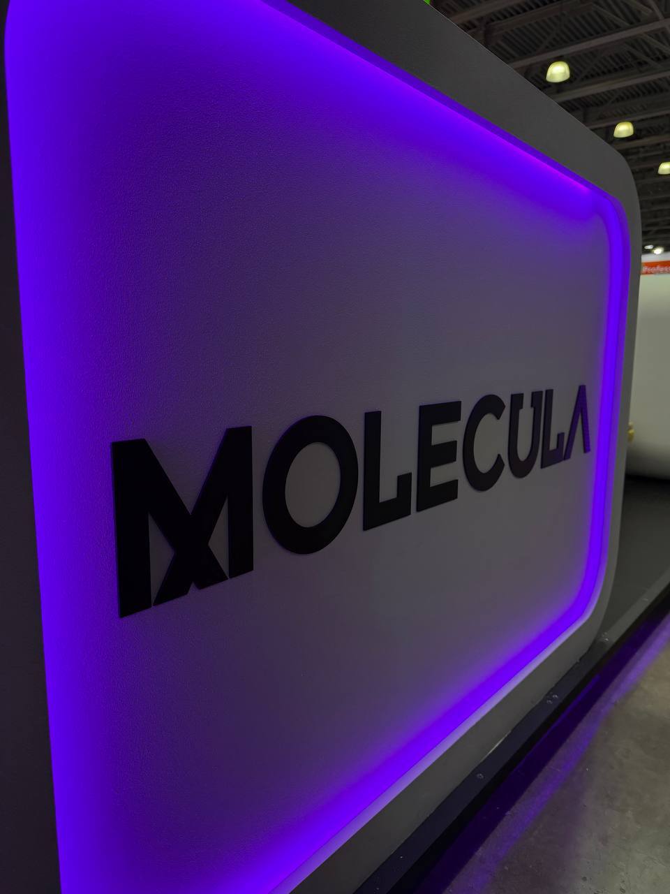 Фиолетовая подсветка мебели MOLECULE