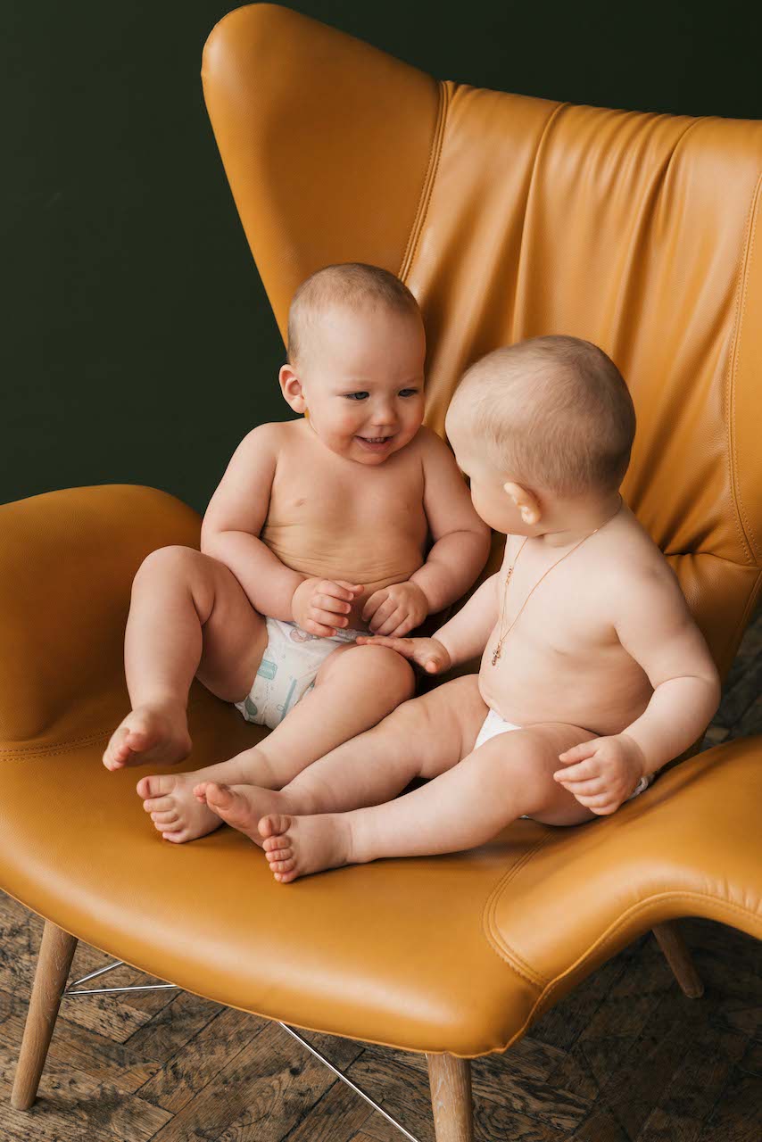 Можно ли сажать двухмесячного ребенка на колени: мнение педиатра | PARENTS