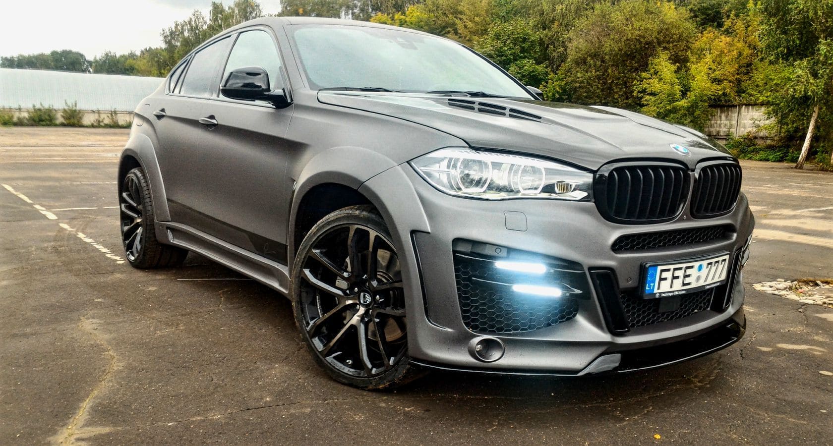 BMW x6 белая с черной пленкой