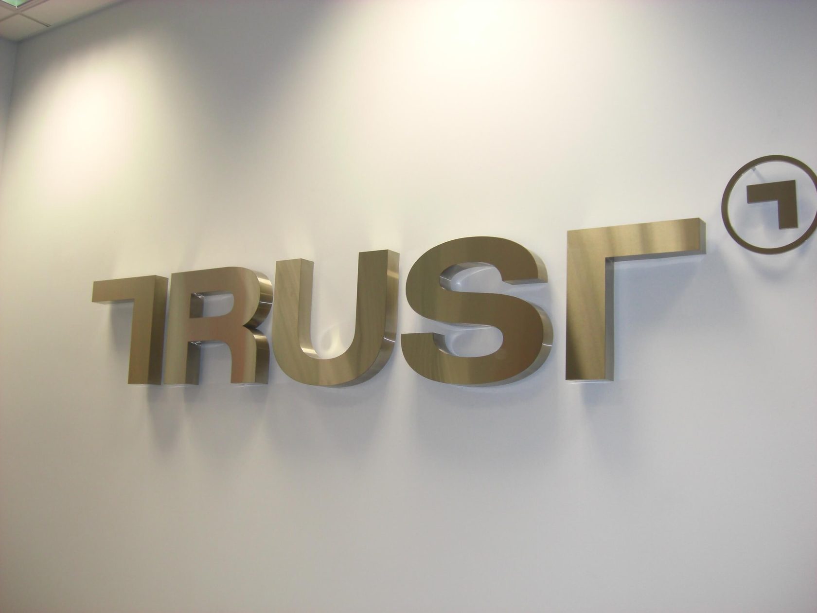 Интерьерная вывеска под золото для офиса