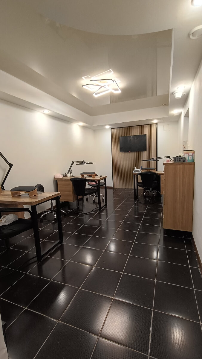 Мебельные опоры с пластиковыми заглушками для защиты напольного покрытия