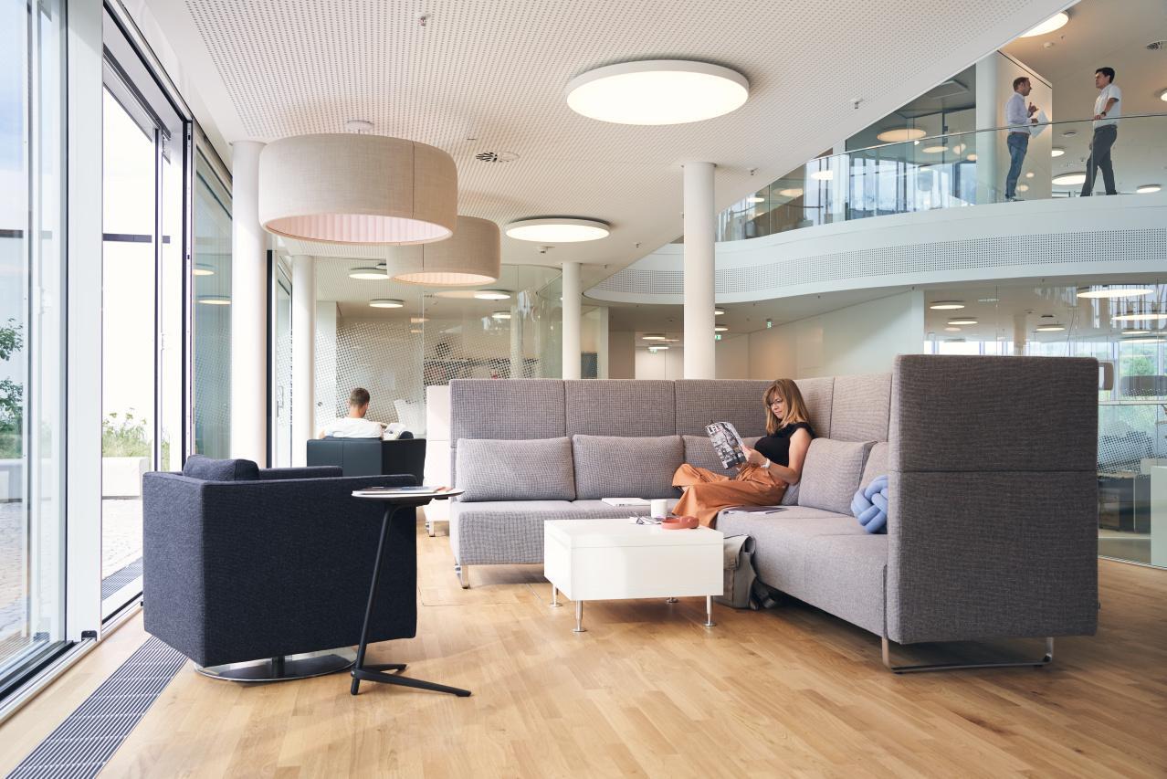 Общая зона Sedus Smart Office в Догерне с подвесными светильниками и местами для общения