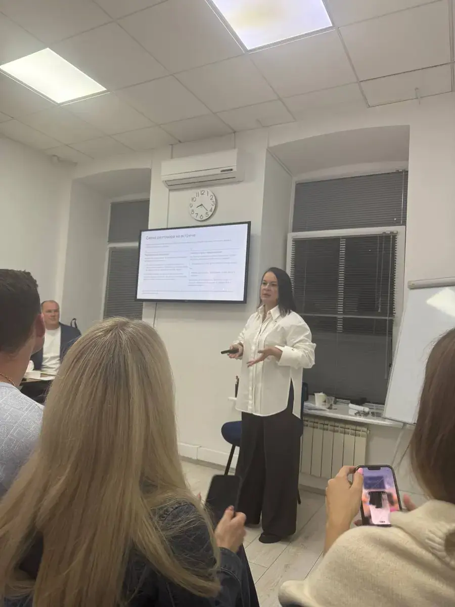 Елена Петрихина выступает перед аудиторией